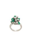 White gold, diamonds and emeralds ring Sortija en oro blanco con cascada de brillantes y