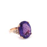 Pink gold, amethyst and diamonds ring Sortija en oro rosa de 14K con amatista oval engastada en