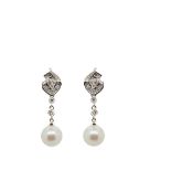 White gold, diamonds and pearl earrings Pendientes en oro blanco con motivo y barrita de diamantes