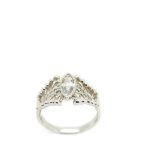 White gold and diamonds ring Sortija calada en oro blanco con centro de diamante talla marquise