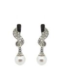 White gold, diamonds and pearl earrigns Pendientes en oro blanco con hoja cuajada de brillantes de