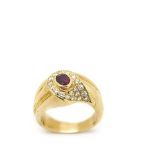 Gold, ruby and diamonds ring Sortija gallonada en oro con centro de rubí talla oval engastado en