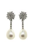 White gold, diamonds and pearl earrigns Pendientes rosetones en oro blanco con brillantes engastados