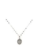 White gold and diamonds pendant Colgante diseño oval en oro blanco con centro y orla de