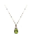 White gold, olivine and diamonds pendant Colgante en oro blanco de 14k con olivina talla oval y