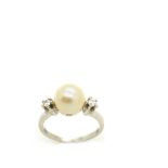 White gold, pearl and diamonds ring. Sortija en oro blanco con perla de 9 mm. custodiada por