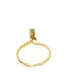 Gold and emerald ring Sortija en oro con esmeralda talla redonda engastada en garras. Peso