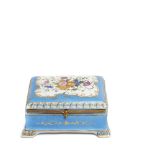 European porcelain box. Caja en porcelana europea con ornamentación floral en cartelas sobre fondo