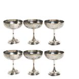 Stamped silver champagne glasses set. Engraved. Juego de seis copas de cava en plata martelé