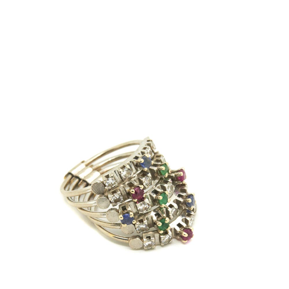 White gold, diamonds, emeralds, rubies and blue sapphires ring. Sortija formada por cinco medias