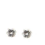 Platinum, white gold and diamond earrings Pendientes dormilona en platino y cierre en oro blanco con