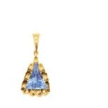 Gold and synthetic blue topaz pendant. Colgante en oro con símil de topacio azul talla triangular