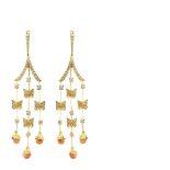 Gold, coral and diamond earrings Pendientes largos en oro con barritas articuladas, alternando