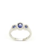 White gold, diamonds and sapphires ring Sortija en oro blanco con centro de rosetones de zafiros