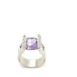 White gold, amethyst and diamonds ring Sortija en oro blanco con amatista talla oval facetada