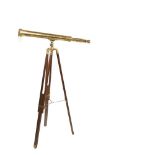 Brass telescope. Telescopio en latón con trípode regulable en madera, segundo cuarto del s.XX. Long.