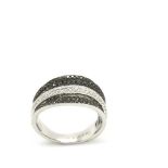 White gold and diamonds ring Sortija en oro blanco con centro de brillantes blancos y negros. Peso