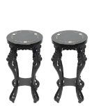 Pair of two lacquered assistant tables. Dos mesitas auxiliares orientales lacadas con incrustaciones