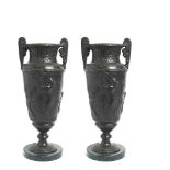 Bronze vases. Pareja de jarrones en bronce con escenas clásicas en bajorrelieve, segundo cuarto