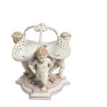 Meissen style porcelain centrepiece. Germany, 20th century. Centro diseño cesto sujetado por