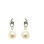 White gold, diamond and pearl earrings Pendientes diseño estrella en oro blanco con centro de