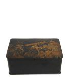 Lacquered and gilded Japanese box. Caja japonesa en madera lacada y dorada con representación de