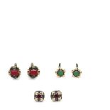 Gilt silver, silver, synthetic rubies and chrysopras earrings lot Lote de tres pares de pendientes