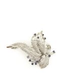 White gold, diamonds and sapphires brooch Broche en oro blanco con hojas cuajadas de diamantes talla