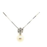 White gold, diamonds and cultured pearl pendant Colgante en oro blanco con rosetón de brillantes