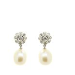 White gold, diamonds and pearl earrings Pendientes rosetón en oro blanco con centro y orla de