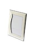 Silver photo frame. Portarretratos en plata mate y brillo con lirio y soporte en madera, s.XX. 26,