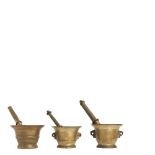 Three bronze mortars, early 20th century. Lote de tres morteros en bronce con manos, ppios. del s.