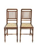 Walnut wood chairs. Pareja de sillas en madera de nogal, s.XX. Barrotes en respaldo y asiento con