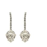 White gold and diamonds earrings Pendientes largos en oro blanco con barrita articulada y motivo