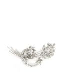 White gold, diamonds and aquamarines brooch Broche diseño floral en oro blanco con diamantes talla