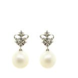 White gold, diamonds and Australian pearl earrings Pendientes en oro blanco con motivo calado de