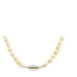 Silver and cultured pearls necklace Collar de perlas cultivadas de 9,5 mm. con cierre gallonado en