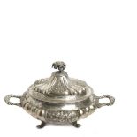 Stamped silver tureen. Sopera en plata punzonada, mediados del s.XX. Ornamentación repujada