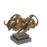 Escuela europea, s.XX. Toro. Escultura en bronce sobre peana en mármol. Firmada Milo. Alt.: 22 cm.