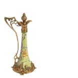 Jarra estilo Art Nouveau en cerámica esmaltada con motivos florales, s.XX. Pie, boca y asa en