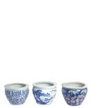 Lote de tres jardineras en porcelana china, s.XX. Dos con ornamentación fitomorfa y paisajística