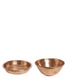 Dos calderos en cobre, s.XIX. Diám. máx.: 50 cm.  Pair of copper basins.   Start Price: €120