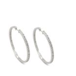 Pendientes criolla en oro blanco con brillantes engastados en garras. Peso brillantes: 2,10 ct.