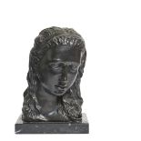 Escuela europea, s.XX. Cabeza femenina. Escultura en bronce sobre peana en mármol. Firmada