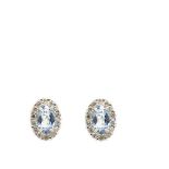 Pendientes rosetón en oro blanco con aguamarina talla oval orlada por brillantes. Peso brillantes: