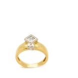 Sortija en oro bicolor con centro cuadrangular de diamantes talla princesa. Peso diamantes: 0,25 ct.