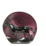 Daum Frères. Caballo. Altorrelieve en pâte de verre amatista moldeado. Francia, tercer cuarto del