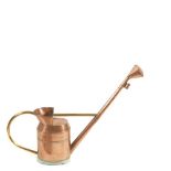 Regadera en cobre, ppios del s.XX. Alt.: 75 cm.   Copper watering can.   Start Price: €60