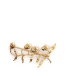 Broche diseño floral en oro con perlas cultivadas de 4 mm.   Gold and cultured pearl brooch  Start