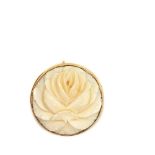 Broche-colgante en oro 14K con flor tallada en marfilina.   Gold 14K and marfiline pendant brooch